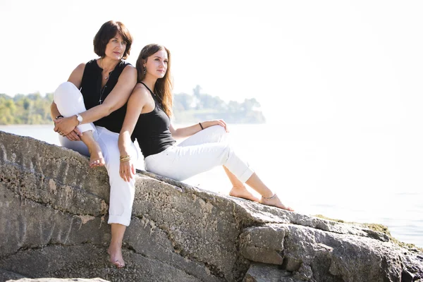 Madre e hija al aire libre — Foto de Stock