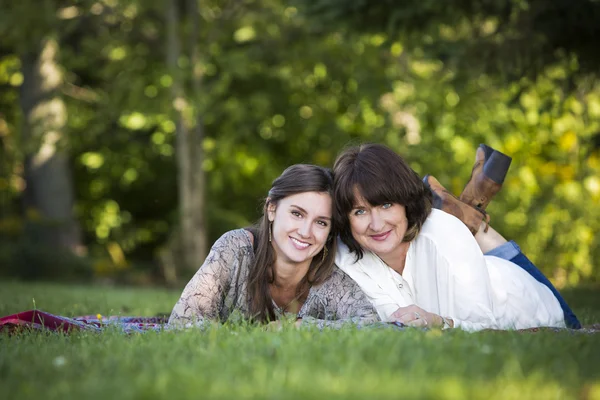 Madre e hija en el parque —  Fotos de Stock