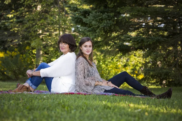 Madre e hija en el parque — Foto de Stock