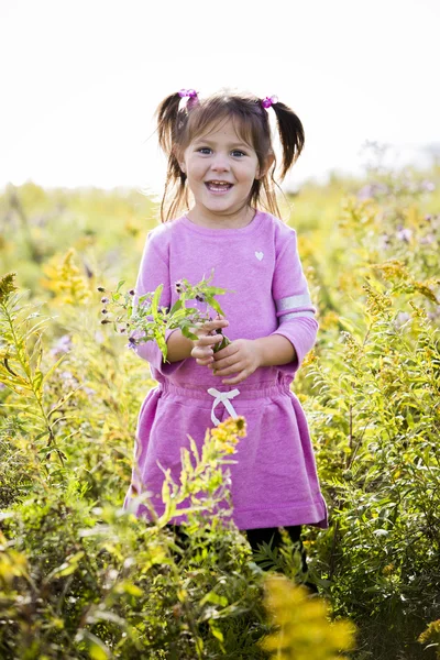 Retrato de una niña en el parque —  Fotos de Stock