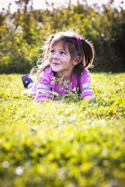 Portrait d'une petite fille dans le parc — Photo