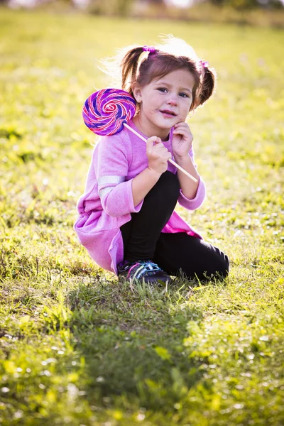 Little girl in the park — Stock Photo, Image