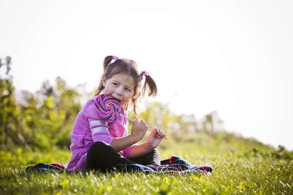 Liten flicka i parken — Stockfoto