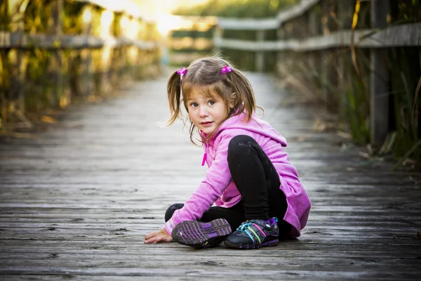 Pieni tyttö puistossa — kuvapankkivalokuva