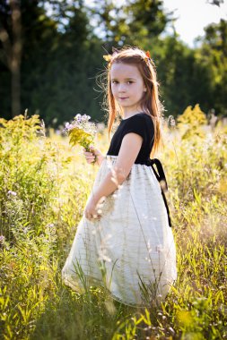 Parktaki küçük bir kızın portresi.