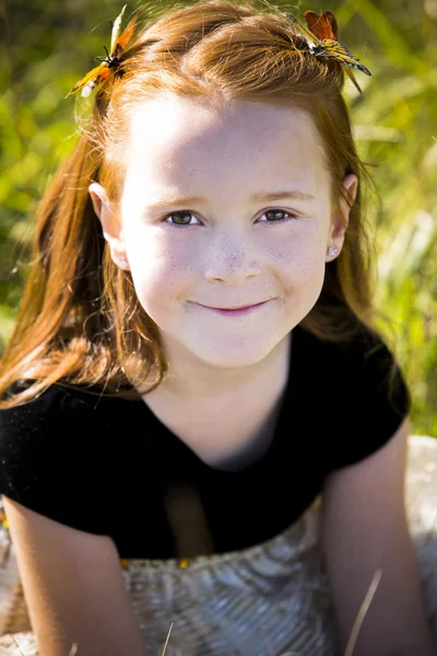 Portrait of a little girl in the park — Stock Photo, Image
