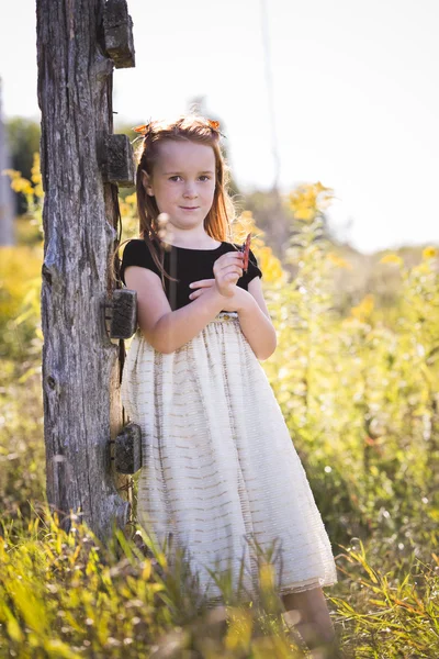 Retrato de una niña en el parque — Foto de Stock