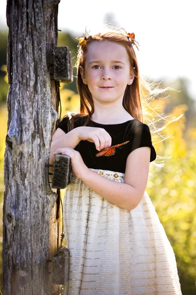 Portrait d'une petite fille dans le parc — Photo