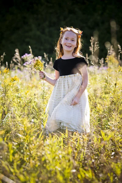 Portrait d'une petite fille dans le parc — Photo