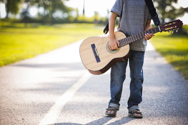 Porträt eines kleinen Jungen mit Gitarre — Stockfoto