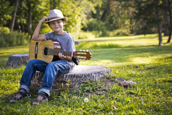 Retrato de um menino com guitarra — Fotografia de Stock