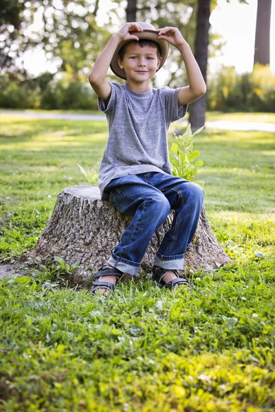 Retrato de um menino usando chapéu — Fotografia de Stock