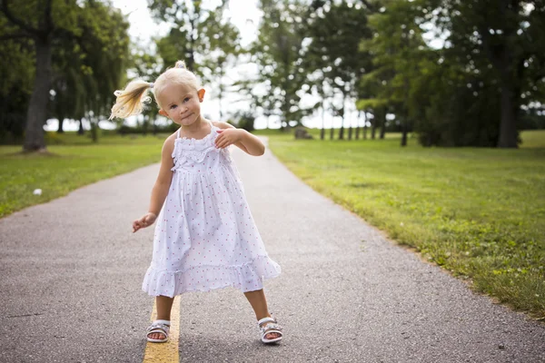 Retrato de una niña en el parque —  Fotos de Stock