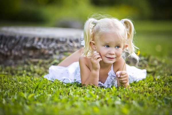 Porträtt av en liten flicka i parken — Stockfoto