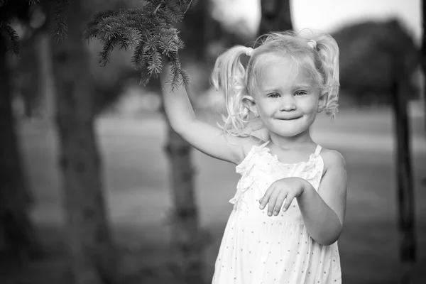 Muotokuva pikkutyttö puistossa — kuvapankkivalokuva