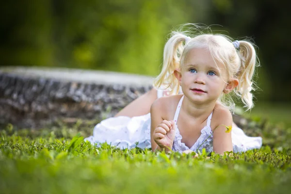 Porträtt av en liten flicka i parken — Stockfoto