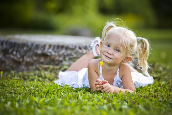 Portret van een klein meisje in het park — Stockfoto