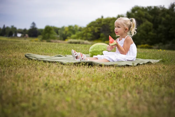 Portret van een klein meisje eten watermeloen — Stockfoto