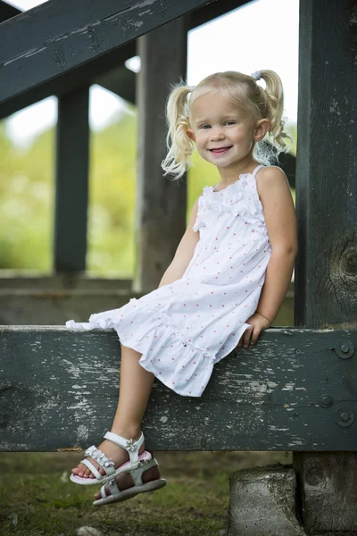 Retrato de una niña en el parque —  Fotos de Stock