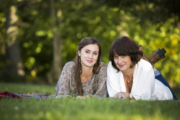 Madre e hija —  Fotos de Stock