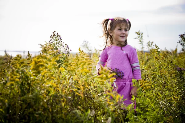 Portrait d'une petite fille dans le parc — Photo