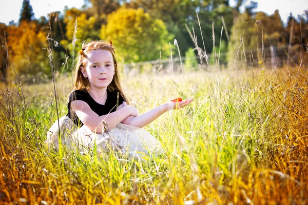 Petite fille dans le parc — Photo