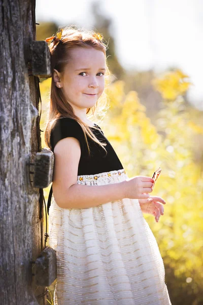 Niña en el parque —  Fotos de Stock