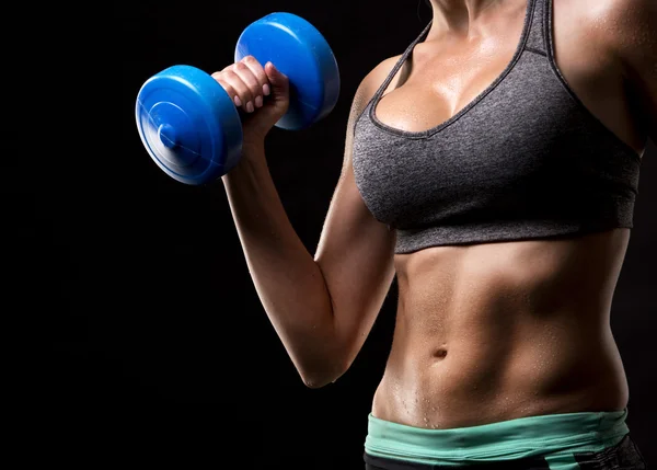 Fitness-Frau auf schwarzem Hintergrund — Stockfoto