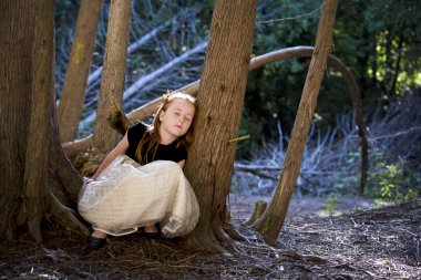 ormanda küçük bir kız portresi