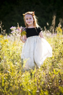 Parktaki küçük bir kızın portresi.