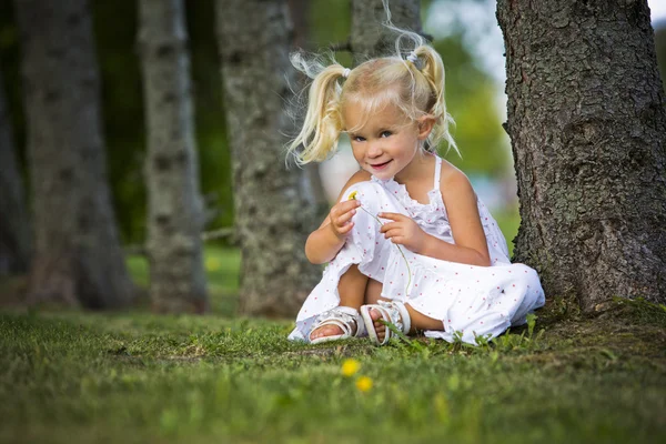 Retrato de uma menina no parque — Fotografia de Stock