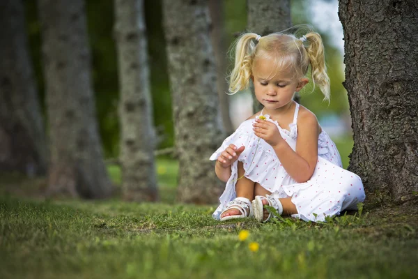 Portret van een klein meisje in het park — Stockfoto