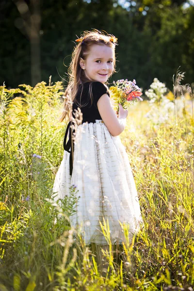 Portret van een klein meisje in het park — Stockfoto