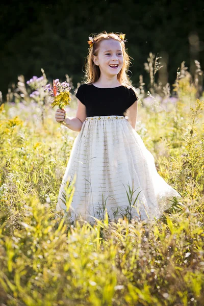 Retrato de una niña en el parque — Foto de Stock