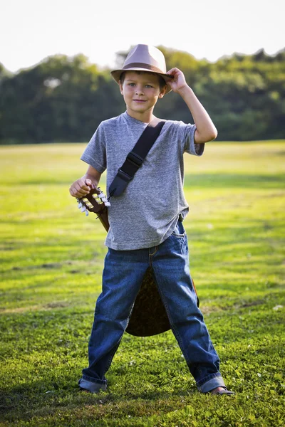 Portrait d'un petit garçon avec guitare — Photo