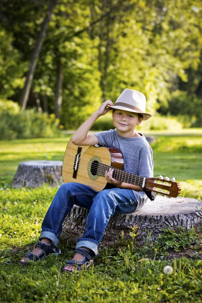 Porträt eines kleinen Jungen mit Gitarre — Stockfoto