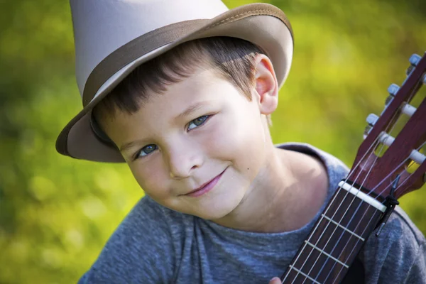 Retrato de um menino com guitarra — Fotografia de Stock