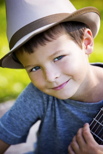 Gitar ile küçük bir çocuk portresi — Stok fotoğraf