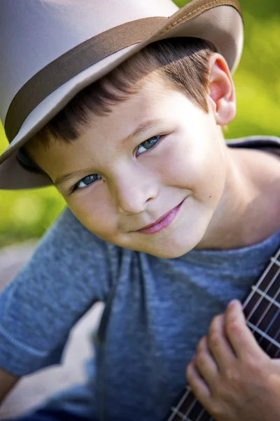 Retrato de um menino com guitarra — Fotografia de Stock