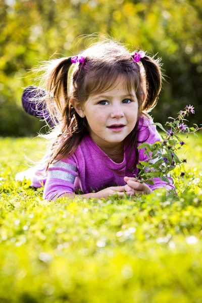 Portrét malé holčičky v parku — Stock fotografie
