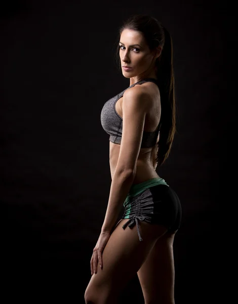 Mulher fitness no fundo preto — Fotografia de Stock