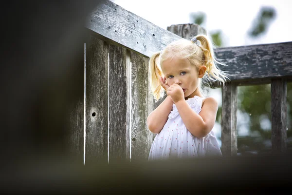 Portret van een klein meisje in het park — Stockfoto