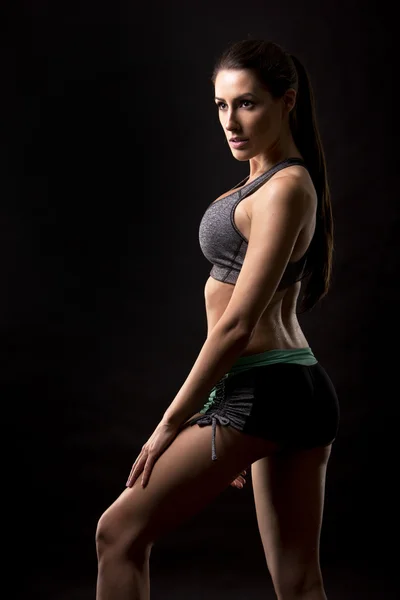 Fitness donna su sfondo nero — Foto Stock