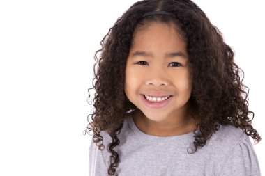 Beyaz arka plan üzerinde etnik kız