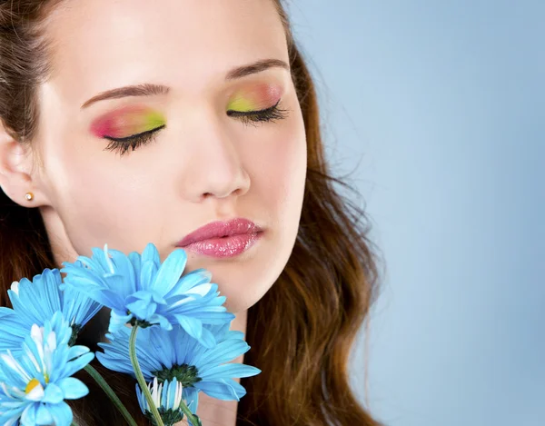 Fiore donna su blu — Foto Stock