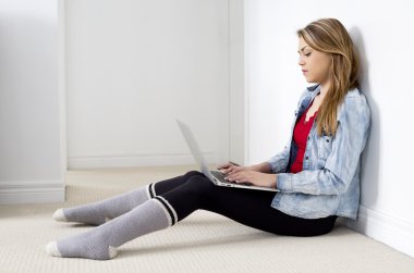 kadın ve dizüstü bilgisayar