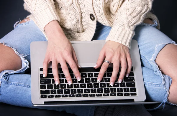 Woman working on laptop — Stock Photo, Image