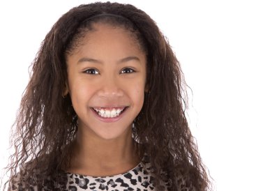 Beyaz arka plan üzerinde etnik kız