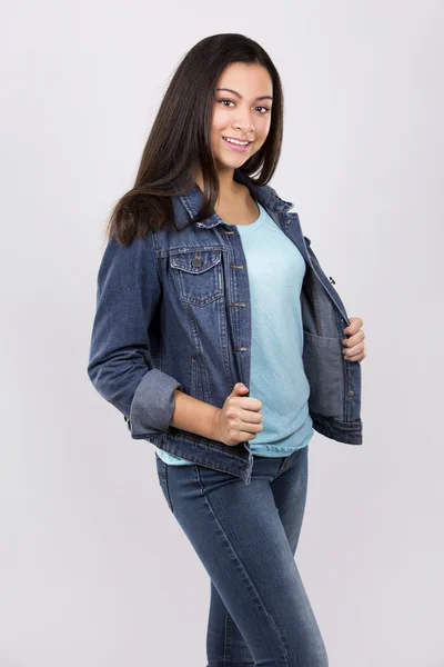 Adolescente casual en gris — Foto de Stock