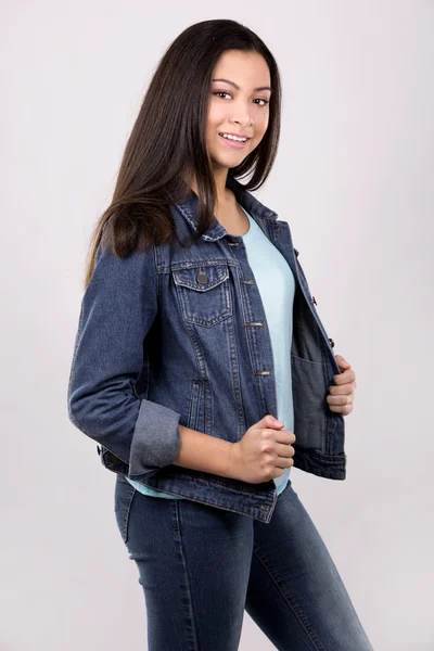 Adolescente casual en gris — Foto de Stock